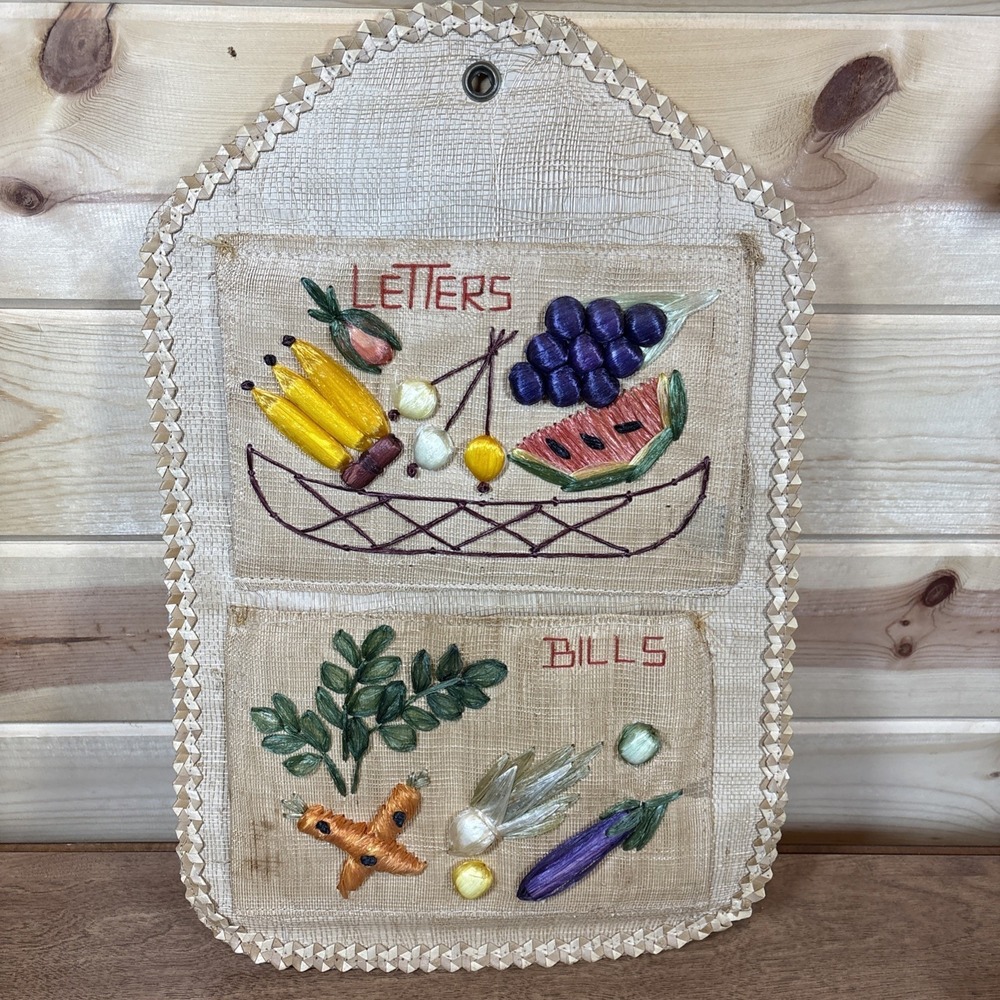Vtg Woven Straw/Rattan Wall Organizer Mail/Bills/Misc Holder Kitschy Vegetables